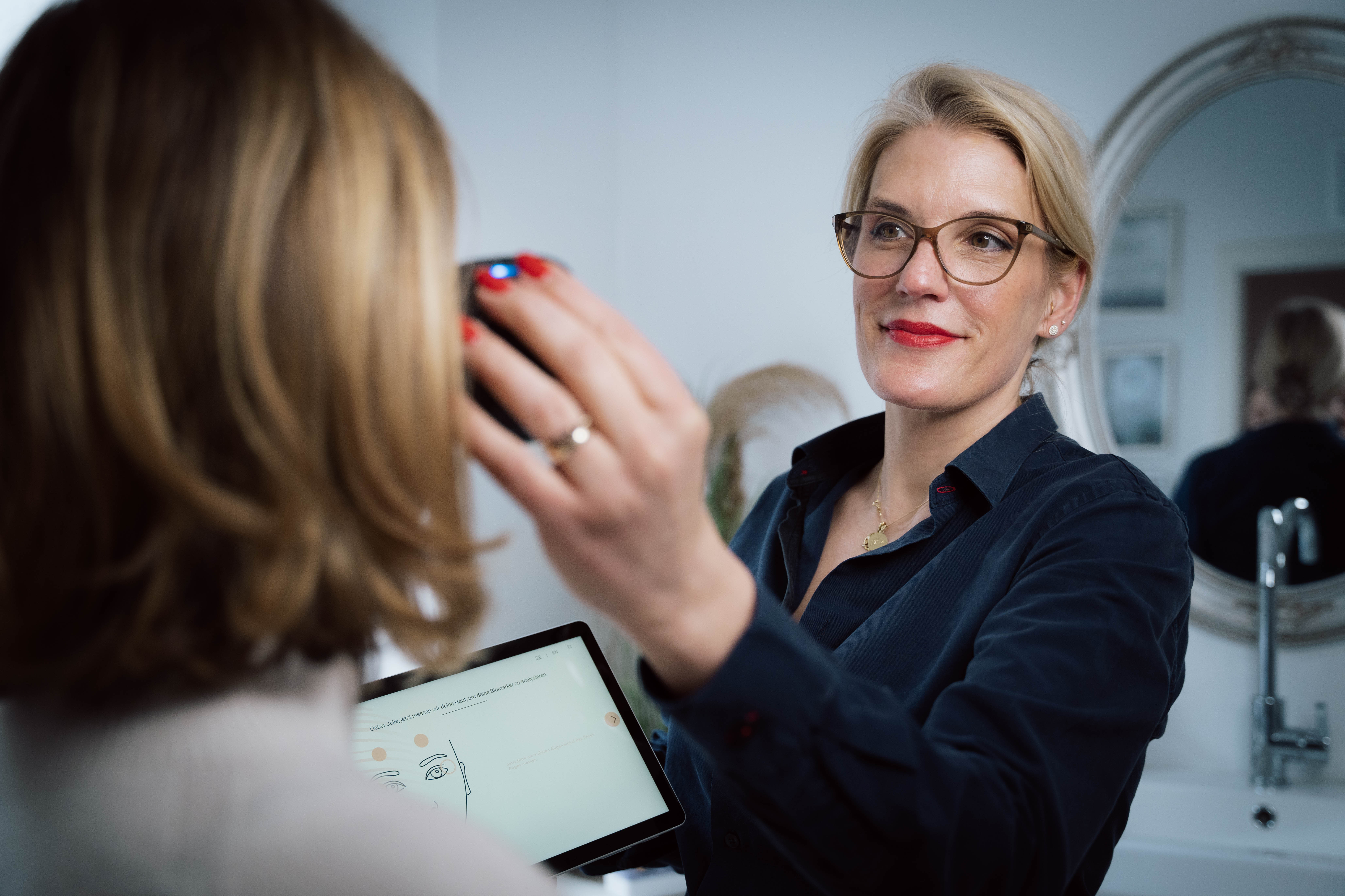 Anna bei der Hautanalyse in ihrem Behandlungsraum in Großhansdorf